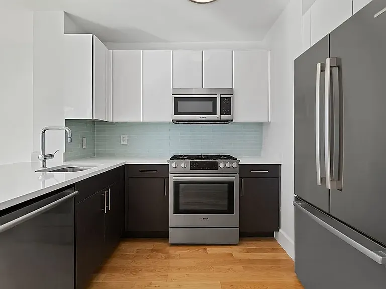 4705 Center Blvd #805 — Photo 2