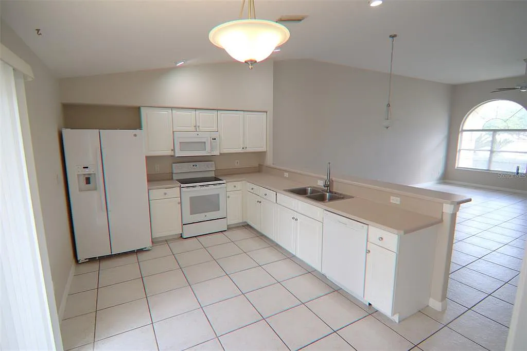 3 bed, 2.0 bath, 1294 sqft, $1,675 — Photo 3