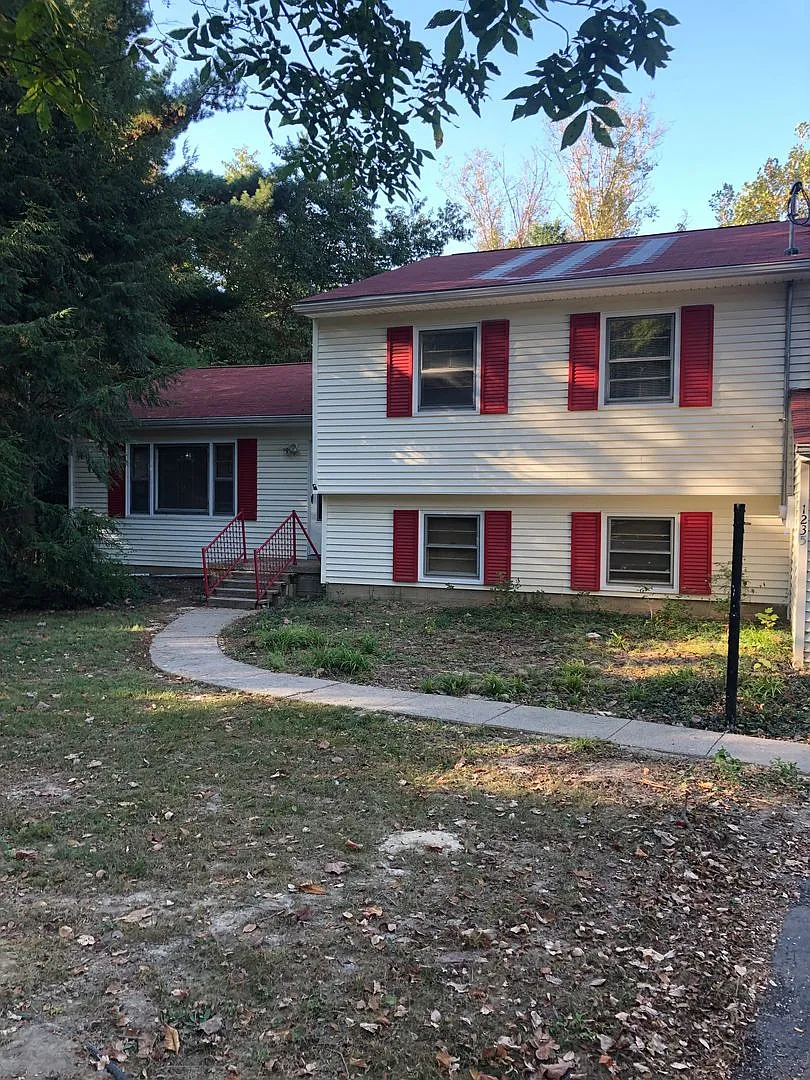 Newly renovated 4BR/2BA home, across from IU Stadium and Golf Course! — Photo 3