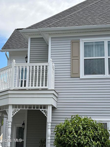 3rd image of 806 Heather Lane
