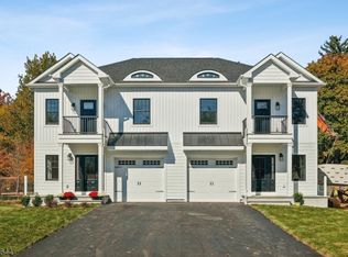 8 Riverside Dr, Clinton, NJ 08809