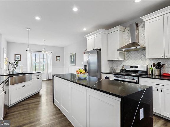 3rd image of 219 Summerfield Way