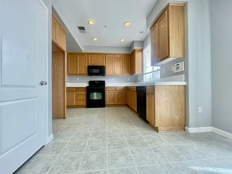 238 Laird Pl — Photo 3