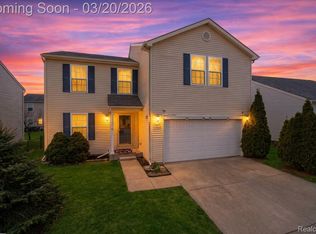 8627 Cass River Dr, Fowlerville, MI 48836