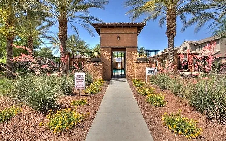 2562 E Vermont Dr — Photo 22