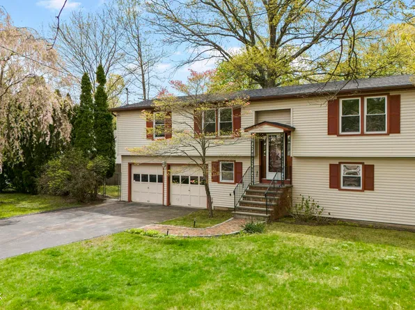 22 Carrona Dr, Riverside, CT 06878