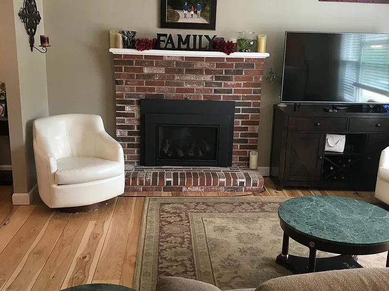 Upstairs living-room (long view).