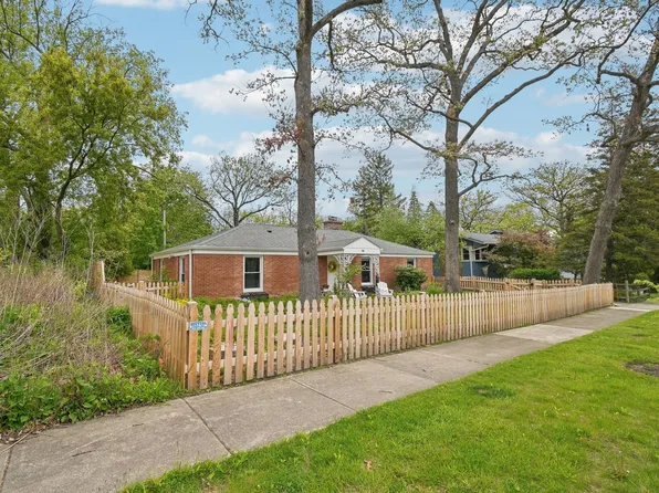 14 E Woodland Rd, Lake Bluff, IL 60044