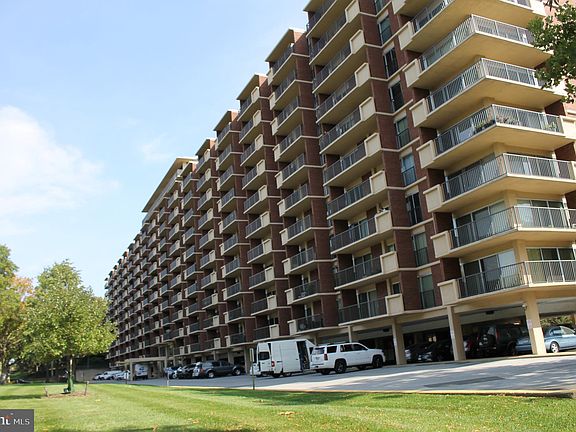 2nd image of 1300 Army Navy Dr APT 921