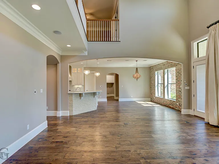 555 Canterbury Ln — Photo 3