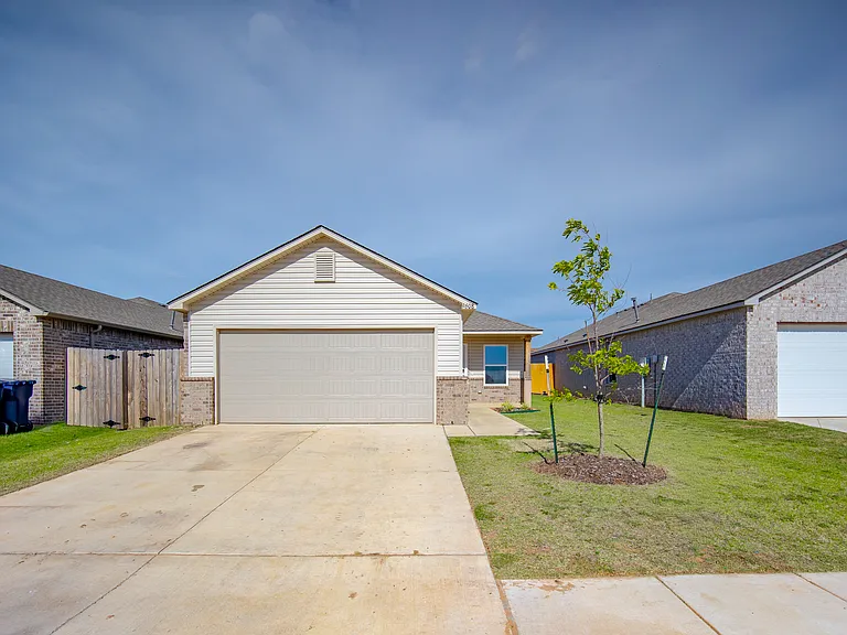 9608 Stallion Dr — Photo 1