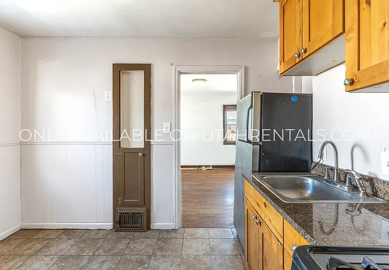 1506 E Redondo Ave — Photo 8