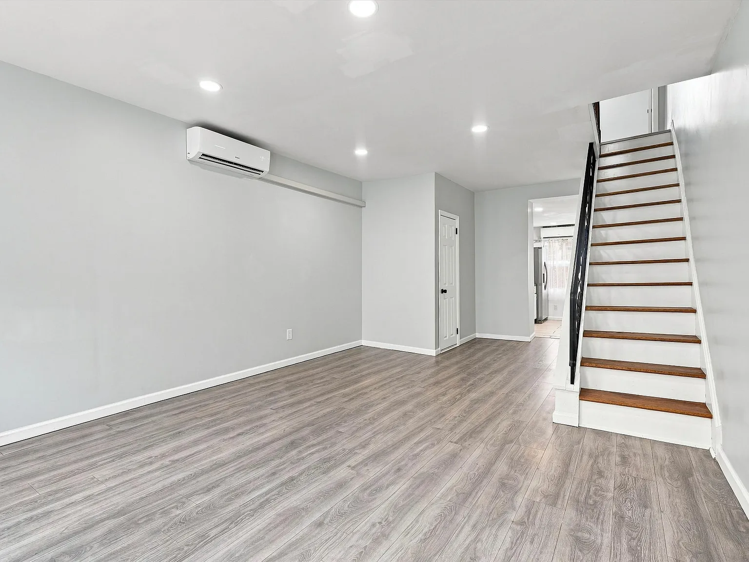 3 bed, 1.5 bath, 844 sqft, $1,995 — Photo 2