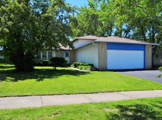 1663 Iowa Dr, Elk Grove Village, IL 60007
