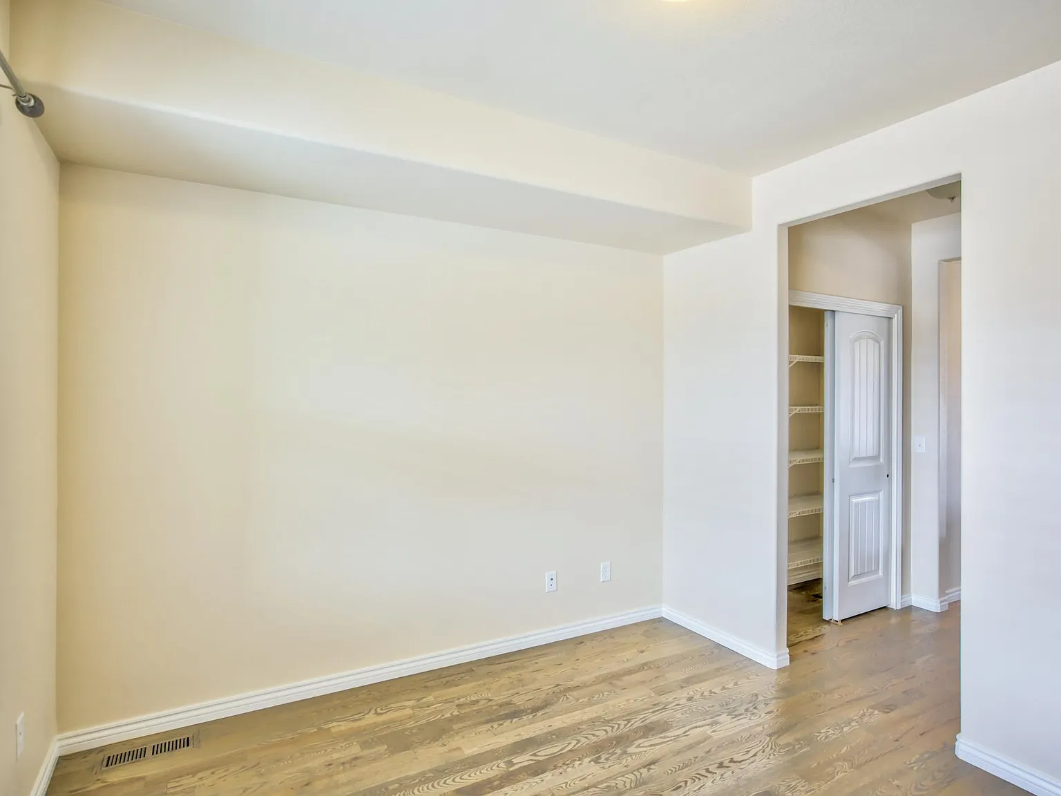 4 bed, 3.5 bath, 3600 sqft, $2,950 — Photo 4