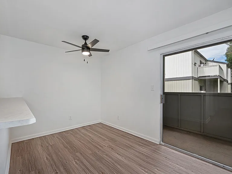 The Redwoods Apartments — Photo 15