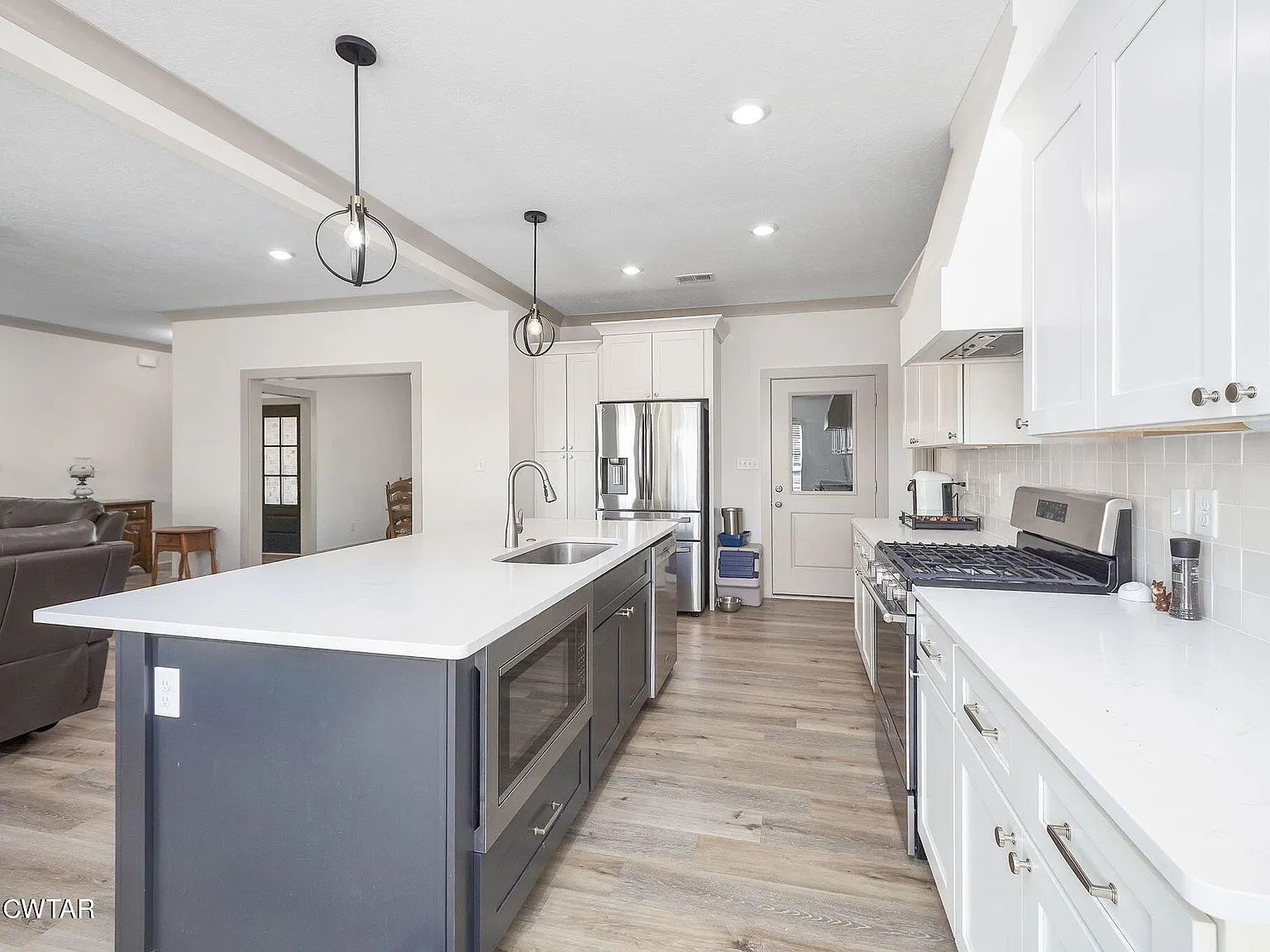4 bed, 2350 sqft, $2,600 — Photo 2