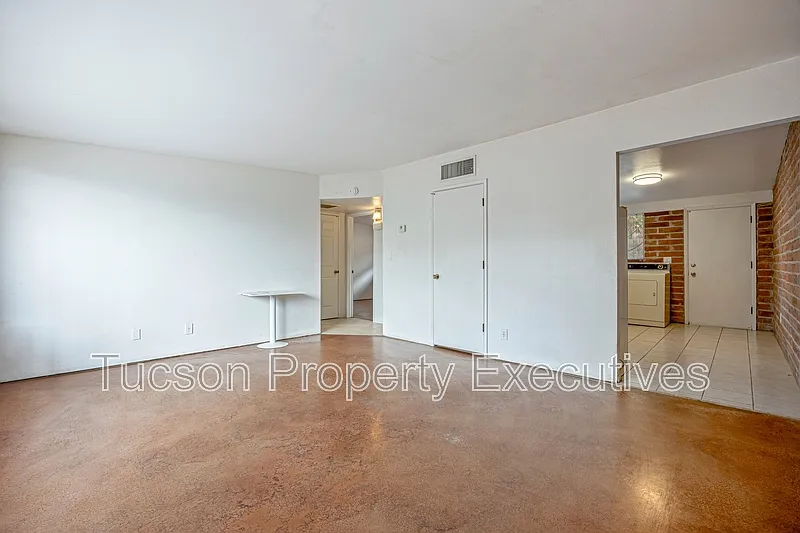 2 bed, 1.0 bath, 800 sqft, $800 — Photo 3