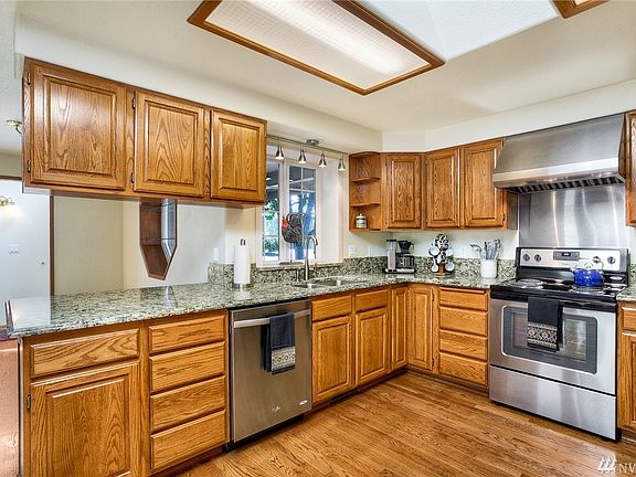 4th image of 9124 Deni Dr NE