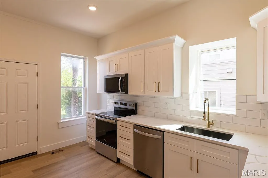 3 bed, 1.5 bath, 1536 sqft, $2,495 — Photo 2