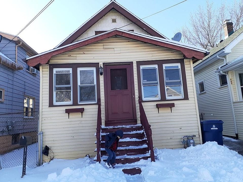 1st image of 210 Roslyn St