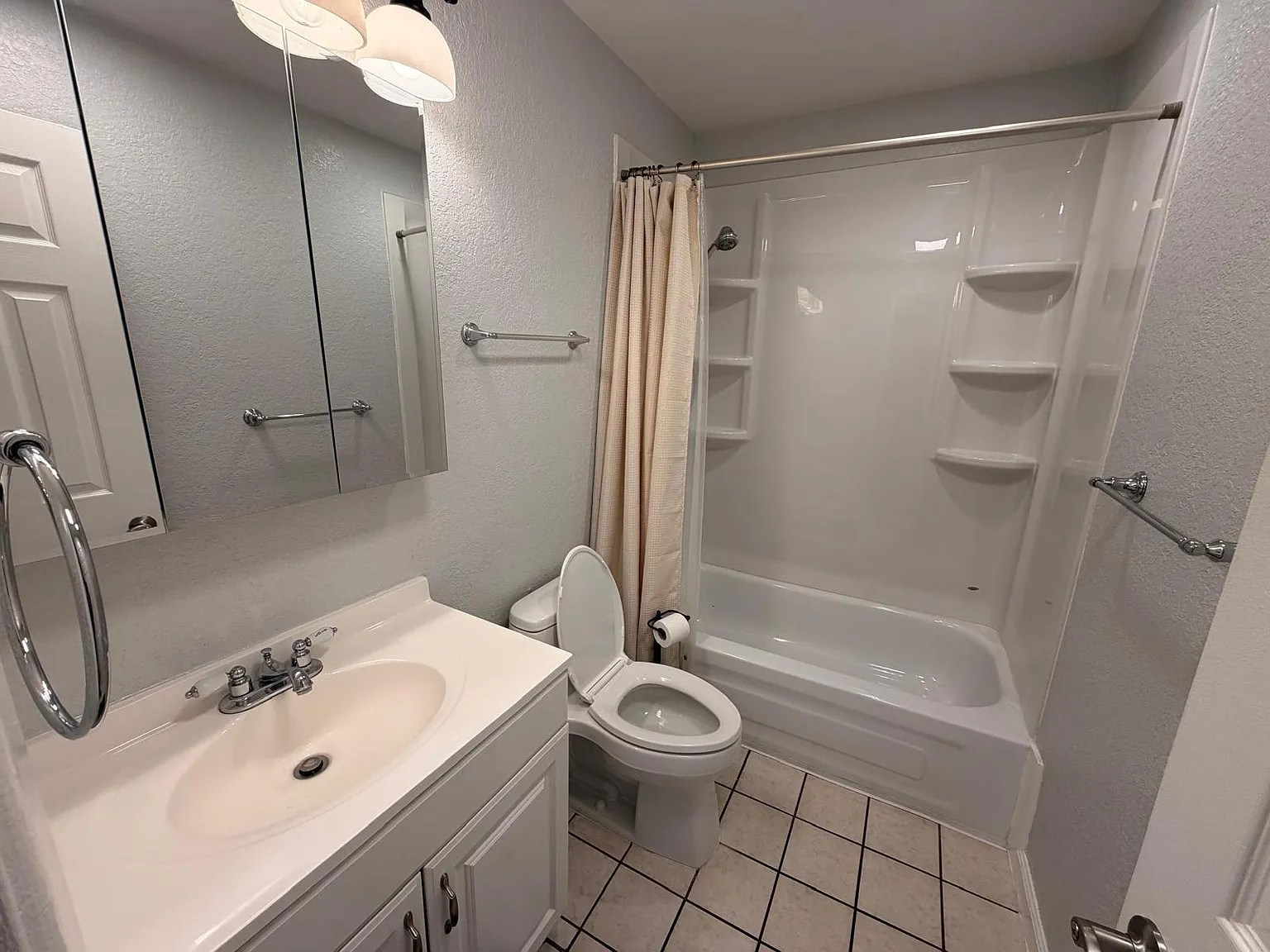 4 bed, 2.0 bath, 2600 sqft, $1,118 — Photo 2