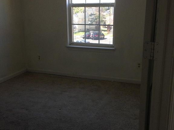 4th image of 605 Stafford Glen Ct