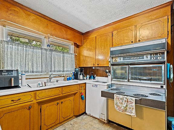 4th image of 210 Sloan Ave