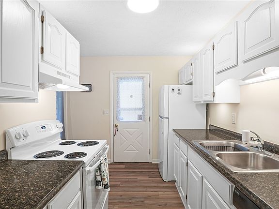 5th image of 12 Dogwood Ln