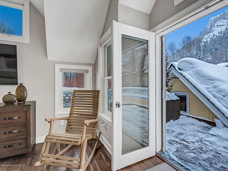 633 W Main St — Photo 4