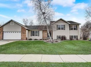 206 E Verleen Ave, Waunakee, WI 53597