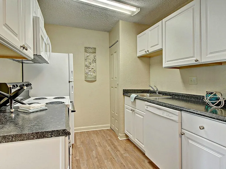 Woodland HIlls Apartments — Photo 55