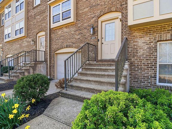 3rd image of 2450 Doeview Ct