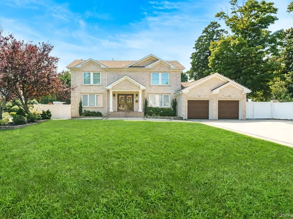 20 Mc Cue Lane, Babylon, NY 11702