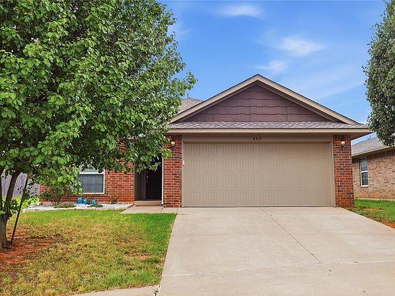 3rd image of 605 Inverleith Cir
