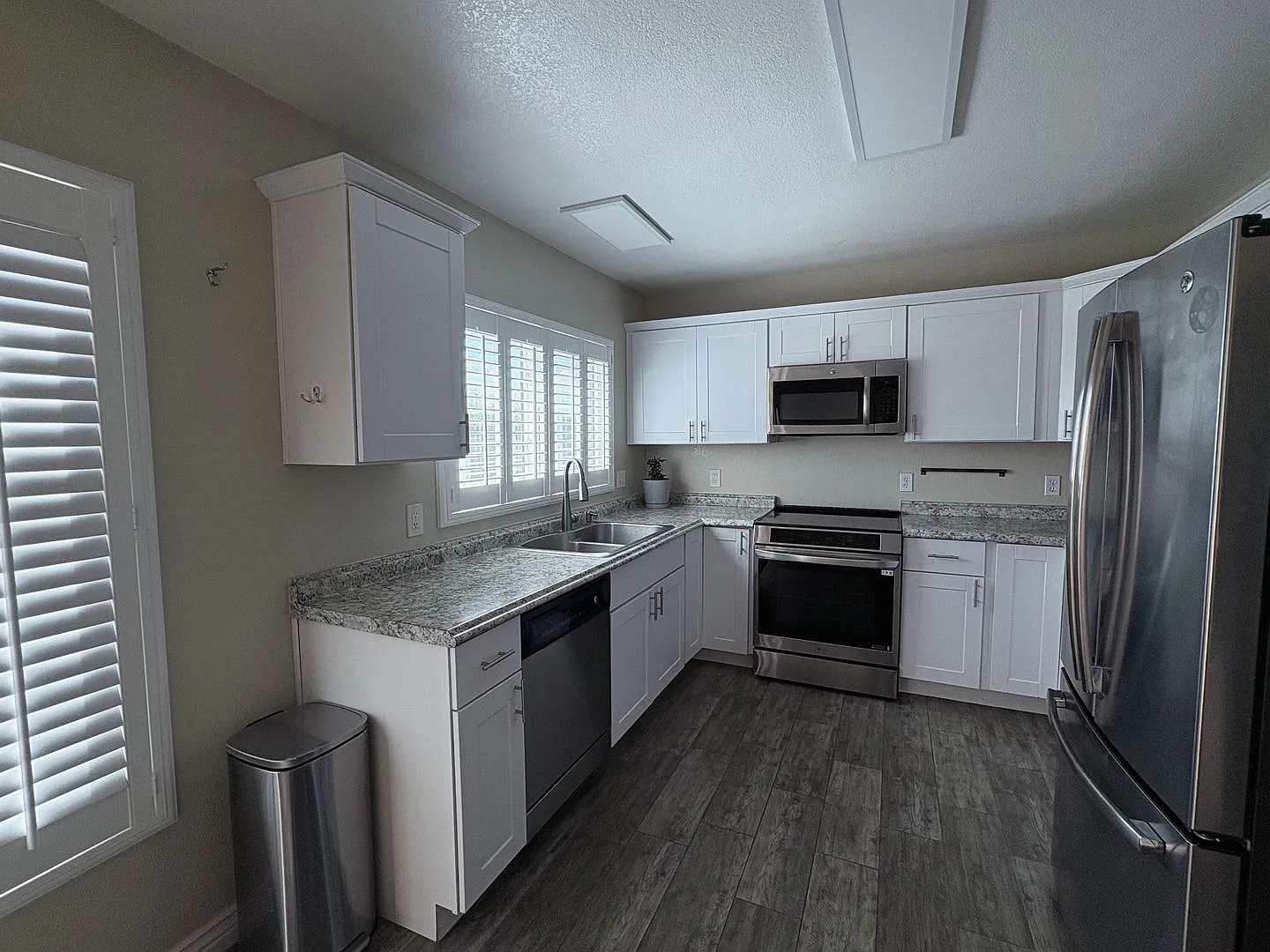 Modern 2 Bed 2 Bath East Side Home with Desert Views, Hot Tub & Spacious Backyard! — Photo 4