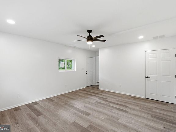 2nd image of 1419 Victory Ave