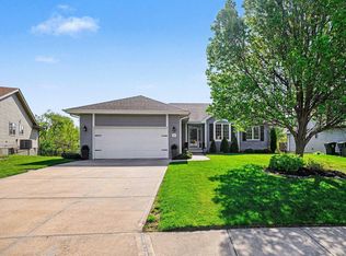 21417 Parkview Dr, Gretna, NE 68028