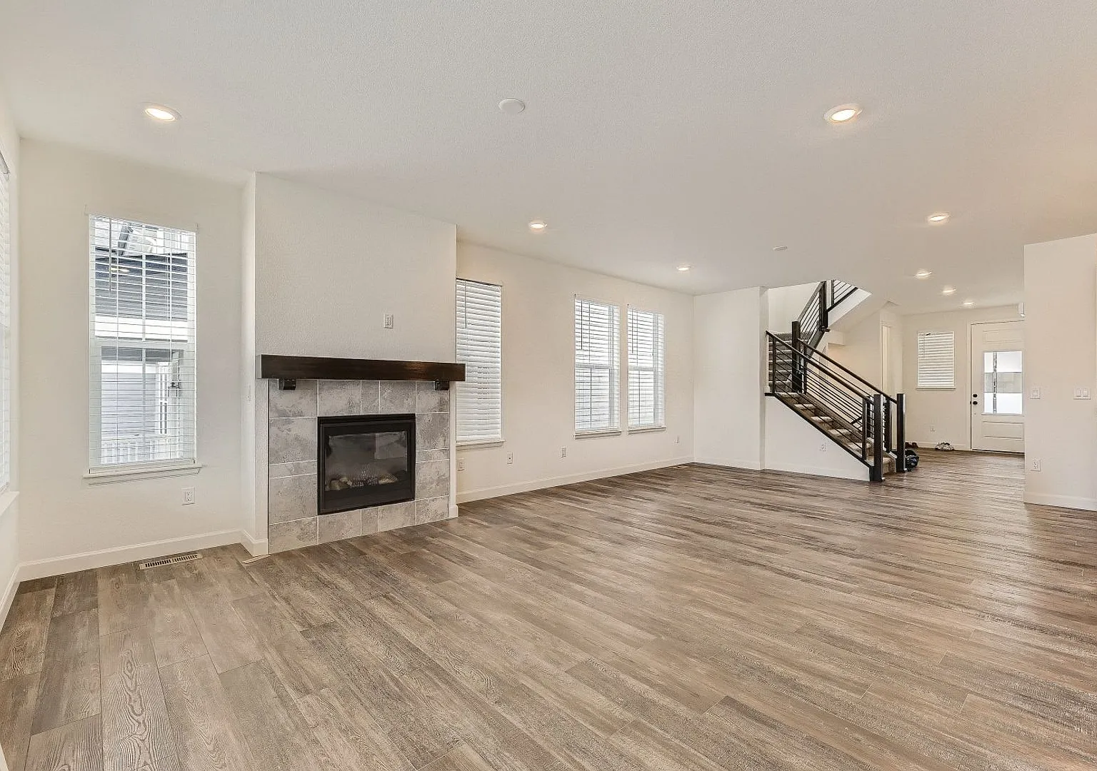 Special Offer: 1 Month Rent Free, If Lease By July 1st Week Beautiful Two-Story Home With A Walk-... — Photo 4