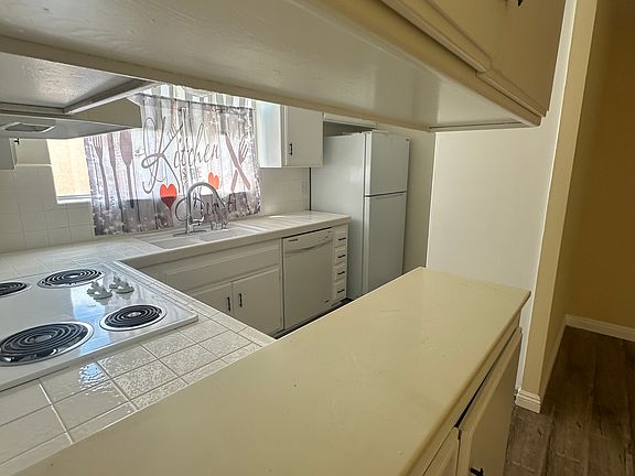 5th image of 5429 Newcastle Ave APT 206