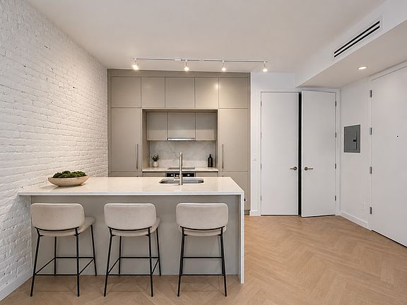 3rd image of 154 Franklin St APT 2F