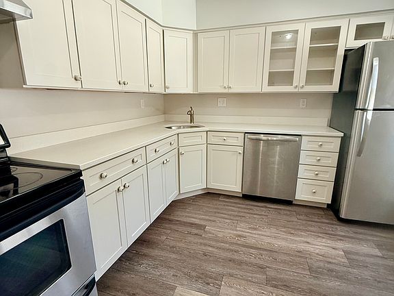 4th image of 135 Village Square Dr
