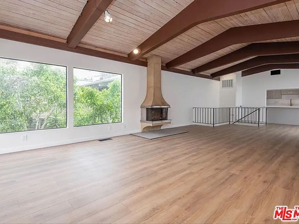 3 bed, 3.0 bath, 2100 sqft, $8,995 — Photo 2