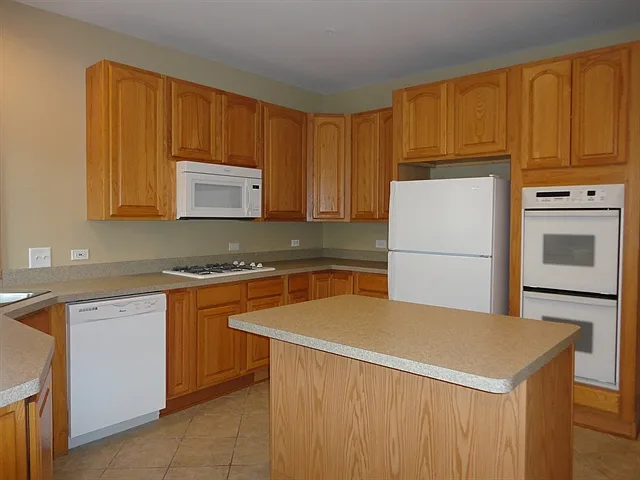 4 bed, 2.5 bath, 2537 sqft, $3,385 — Photo 2