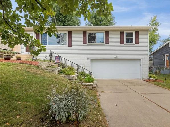 1637 Hillside Dr NW, Cedar Rapids, IA 52405
