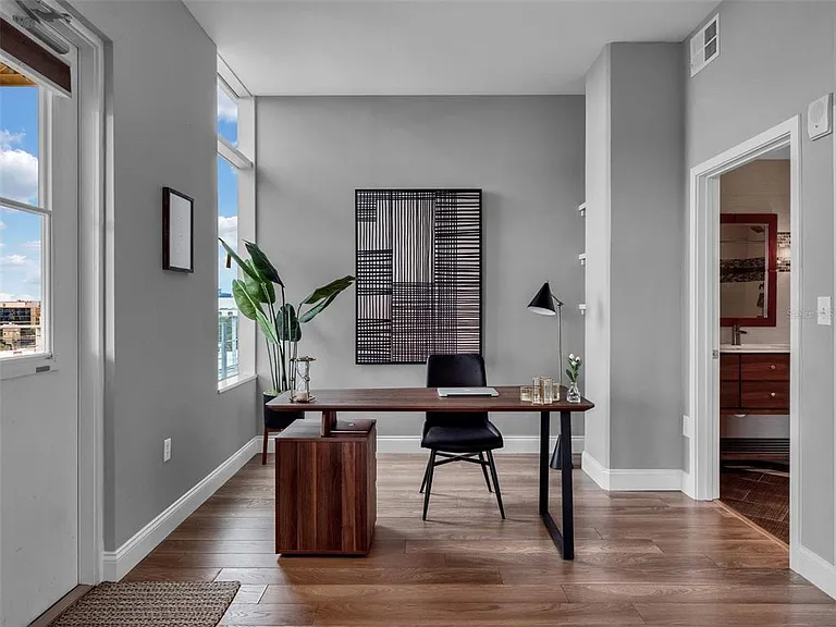 525 E Jackson St — Photo 32