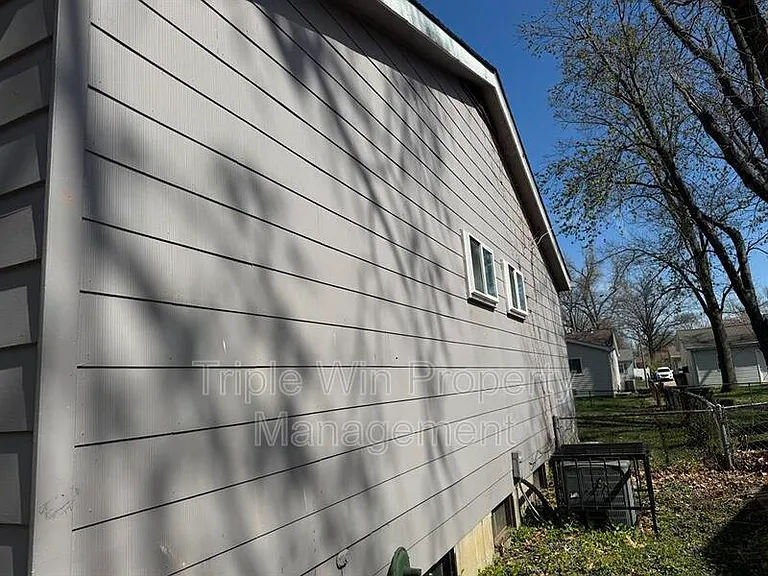 513 Coachway Ln — Photo 3