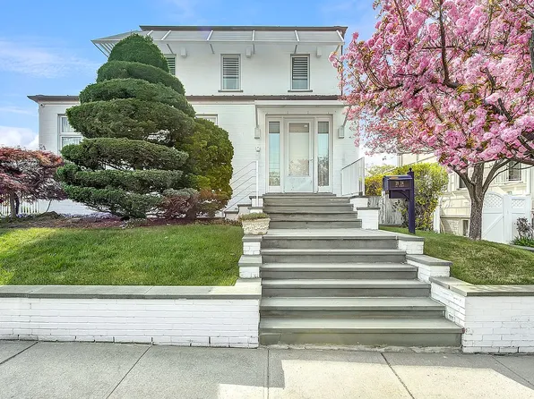 2824 214th St, Flushing, NY 11360