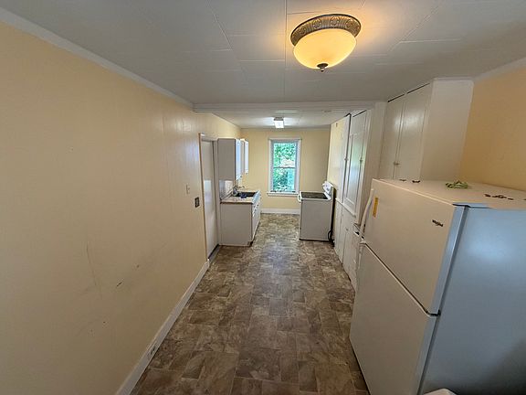 4th image of 17 Oak Ct APT 2