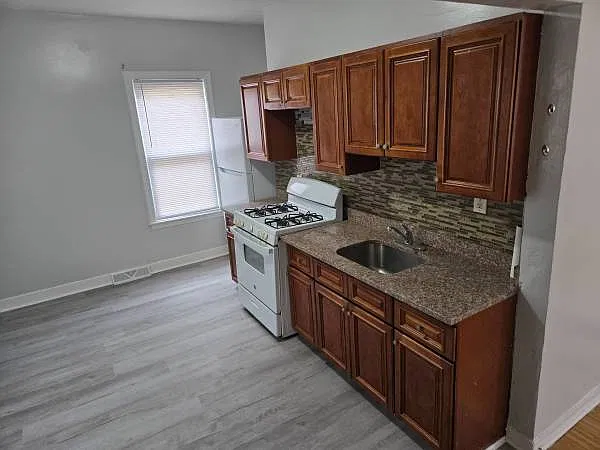 3 bed, 900 sqft, $2,500 — Photo 2